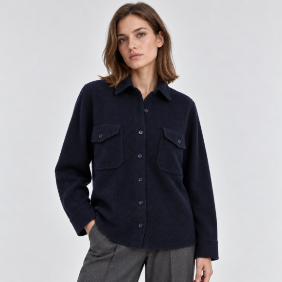 Ritratto moda in blu navy e grigio.png